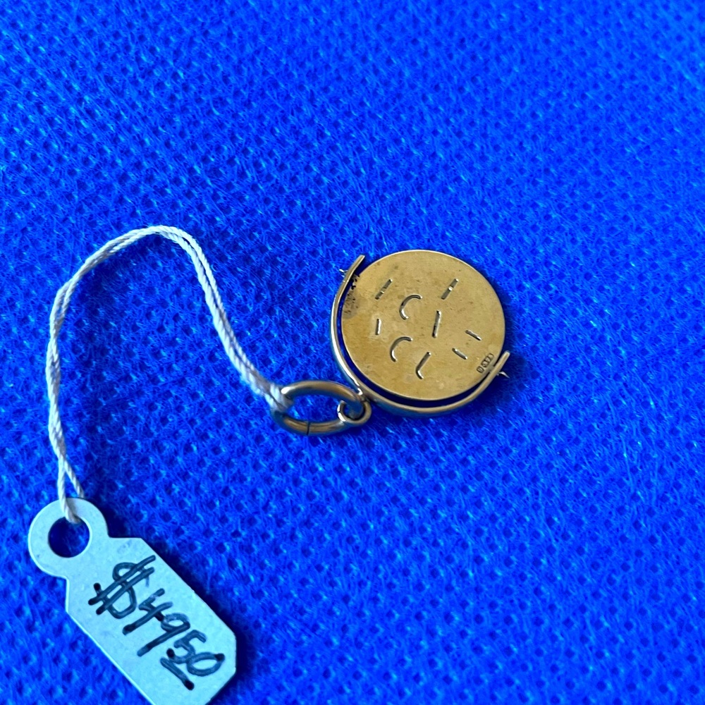 10 K pendant.